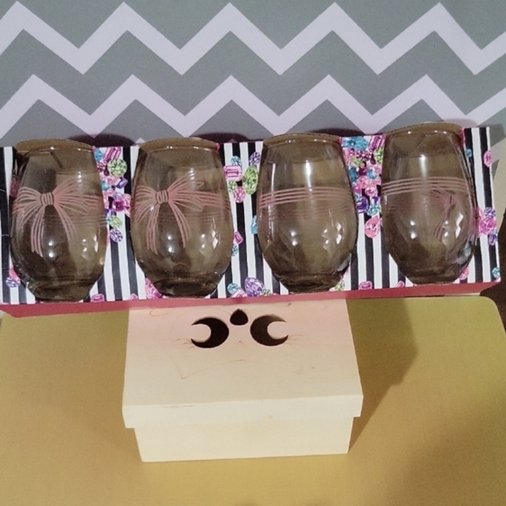 Betsey Johnson Set of 4  Decorative Wine Glasses with Pink Bow Design